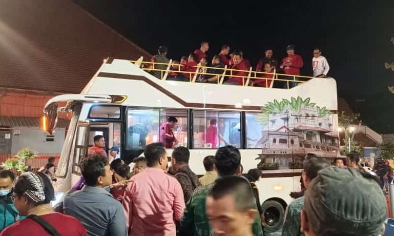 BUS WISATAWAN: Wisatawan lokal mencoba bus wisata tanpa tanpa atap yang melintas di kawasan Bandar Grisse.