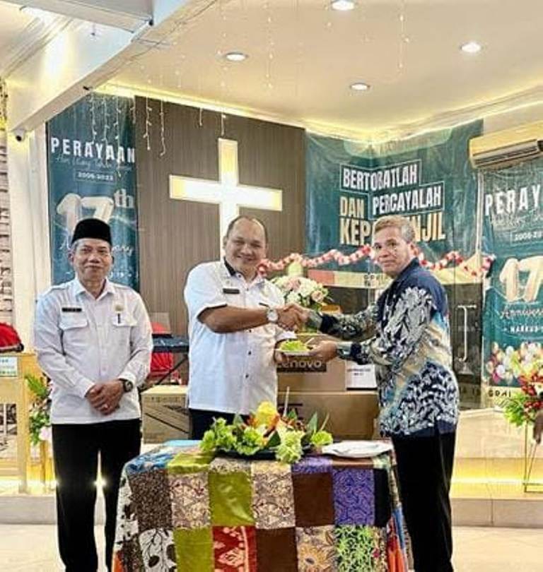 Pendeta Royke mengapresiasi atas kepedulian Pemkab Gresik terhadap gereja-gereja di Gresik