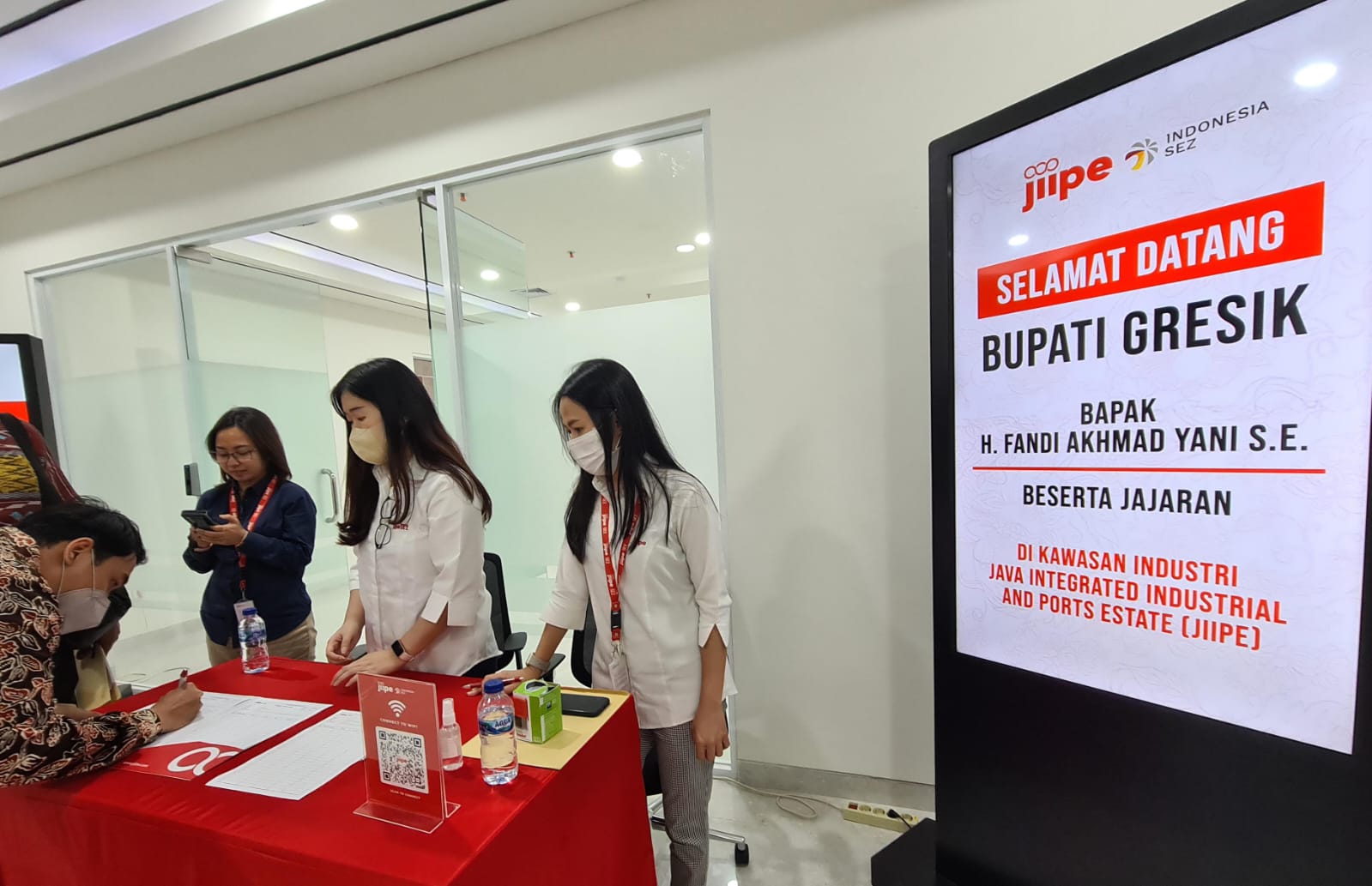 DUKUNG PENUH KEK : Pemerintah Kabupaten (Pemkab) Gresik mendukung keberadaan KEK Gresik dengan menghadirkan layanan loket khusus pelaku usaha KEK di Mall Pelayanan Publik (MPP) Gresik.