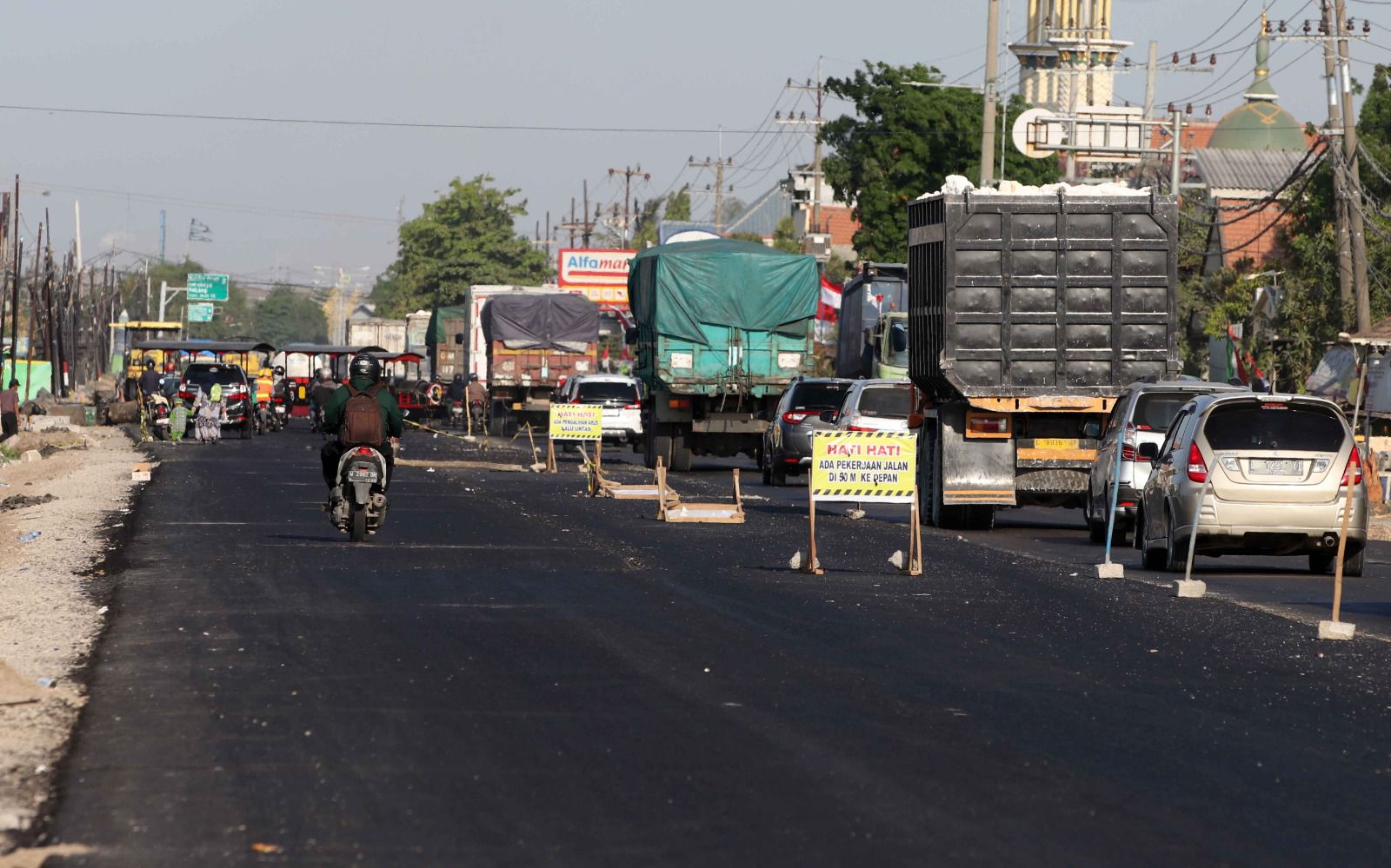 DIKEBUT: BBPJN terus mengebut proses pelebaran dan pengaspalan Jalan Manyar .