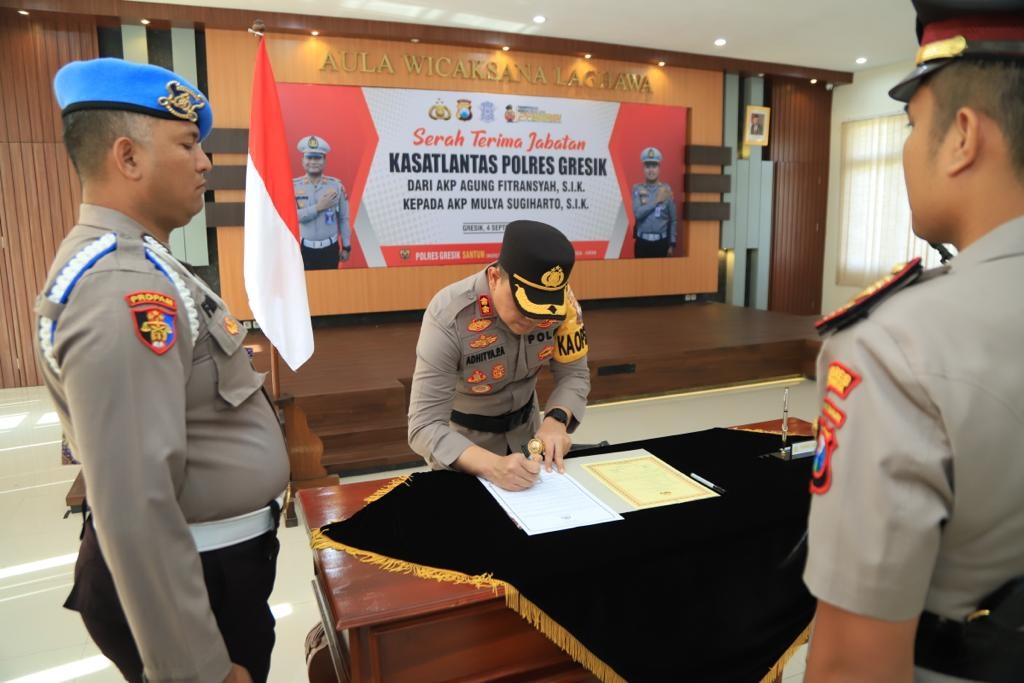 SERTIJAB : Kapolres Gresik AKBP Aditya Panji Anom saat memimpin sertijab Kasatlantas Gresik di Mapolres Gresik.