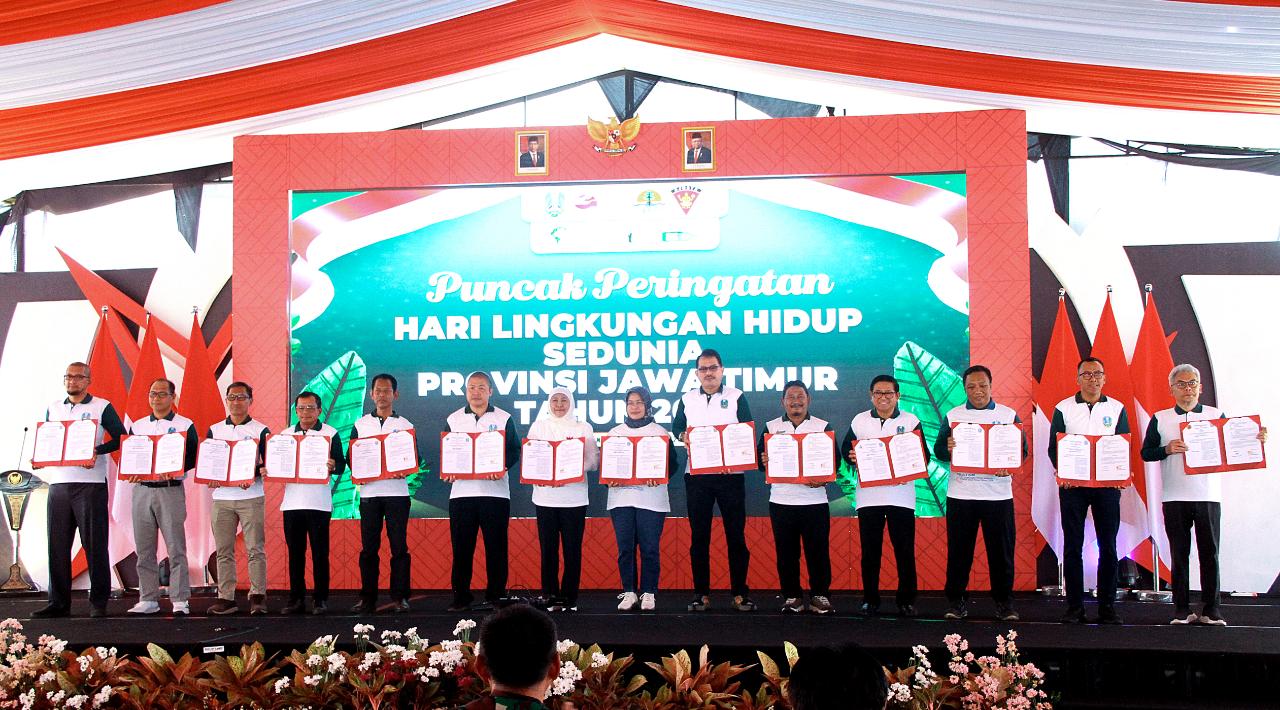 JAGA LINGKUNGAN : Dirut PT Smelting, Irjuniawan P Radjamin (kanan) dan Dirut PT Petrokimia Gresik, Dwi Satriyo Annurogo (empat dari kanan) telah membuktikan komitmen melalui perusahaan