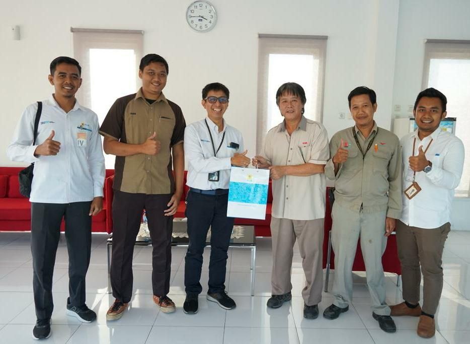 Layanan Prima : Perwakilan manajemen PLN UP3 Gresik mengunjungi salah satu pelanggan industri pada momentum Harpelnas 2023.