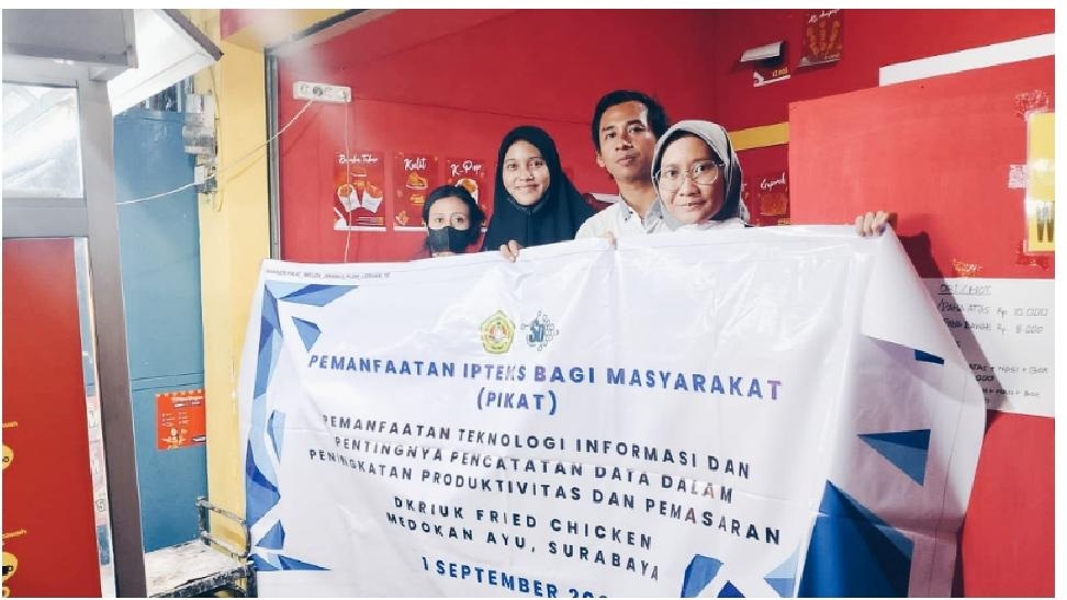 Mengabdi : Dosen dan mahasiswa UPN &ldquo;Veteran&rdquo; jatim mengajak pelaku UMKM di Medokan Ayu memanfaatkan IPTEKS guna mengembangkan bisnis.