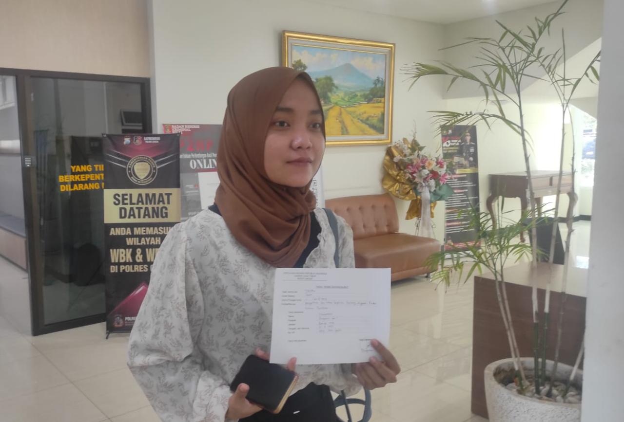 MELAPORKAN: Salah satu korban melaporkan kasus mafia tanah di Desa Peganden, Kecamatan Manyar ke Mapolres  Gresik.