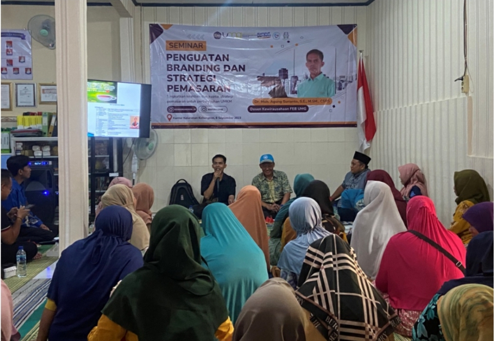 BRANDING  PRODUK : Dr. Moh. Agung Suriyanto, SE., M.SM., CSRS., selaku Dosen FEB Unmuh Gresik  memaparkan strategi pemasaran produk di hadapan 60 pelaku UMKM kelurahan Kebungson Gresik
