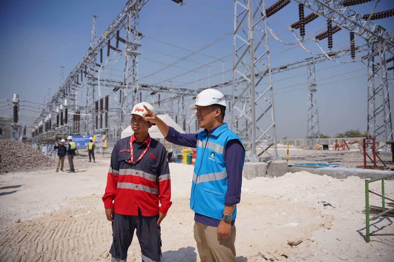 CEK KESIAPAN : PLN Jatim secara detail meninjau infrastruktur kelistrikan yang akan mengsuplai listrik diarea KEK JIIPE