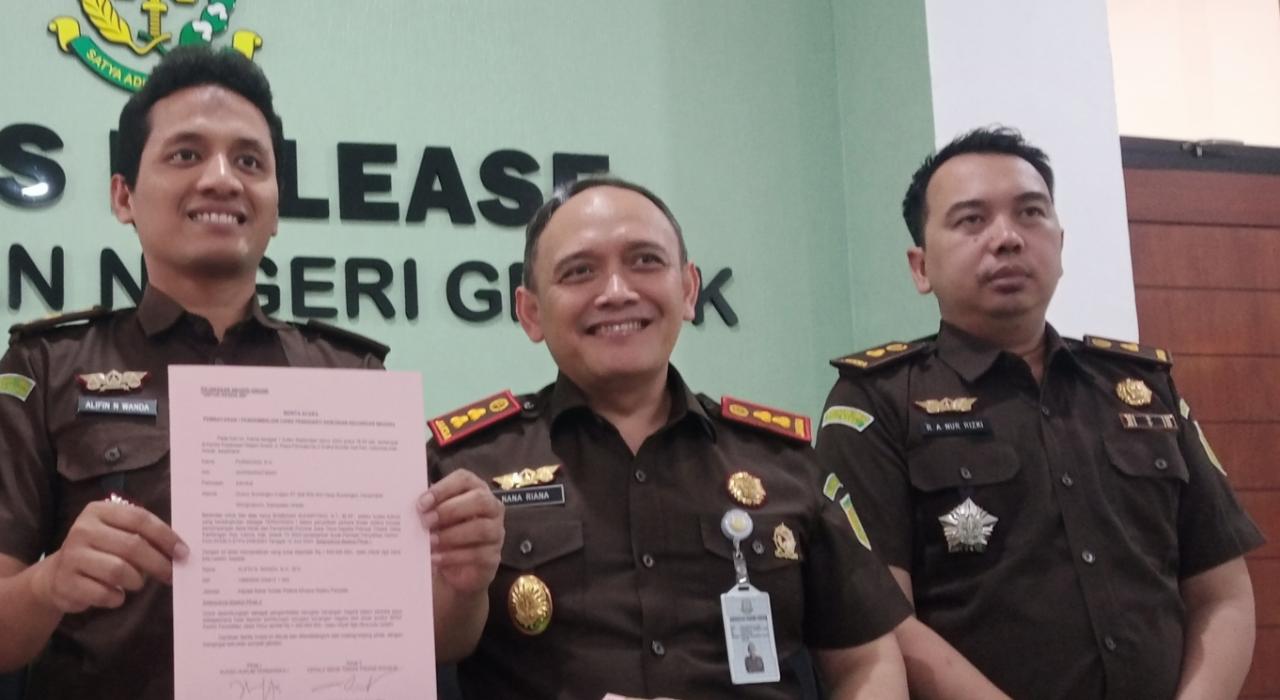 PEMERIKSAAN: Kajari Gresik Nana Riana didampingi Kasipidsus Alifin dan Kasi Intel A. Nur Rizki di kantor Kejari Gresik usai memberikan keterangan kepada awak media. (Yudhi Dwi Anggoro/Radar Gresik)
