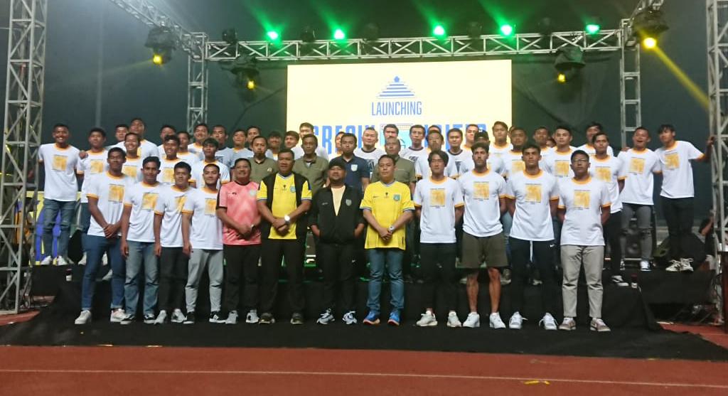 DIRESMIKAN: Bupati Gresik Fandi Akhmad Yani Presiden GU melauncing tim Gresik United di Stadion Gresik Joko Samudro.