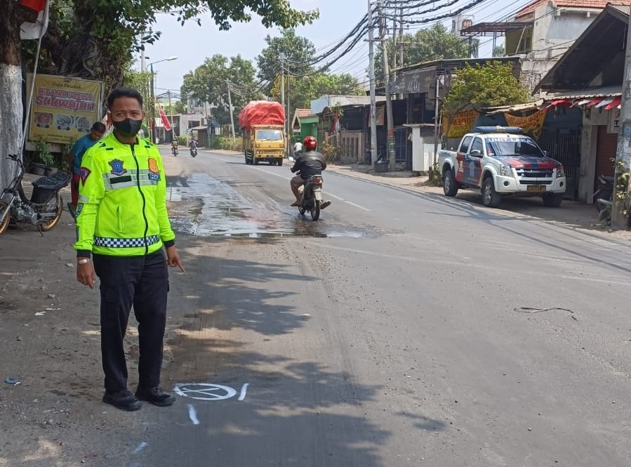 OLAH TKP: Anggota Unit Laka Satlantas Polres Gresik melakukan olah TKP di Jalan Raya Desa Krikilan Driyorejo, kemarin.