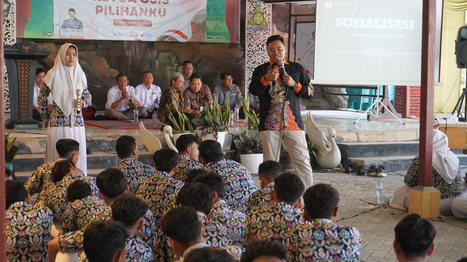 SOSIALISASI: Komisioner KPU Gresik Divisi Sosialisasi dan SDM Makmun menggelar sosialisasi di SMAN 1 Kedamean.
