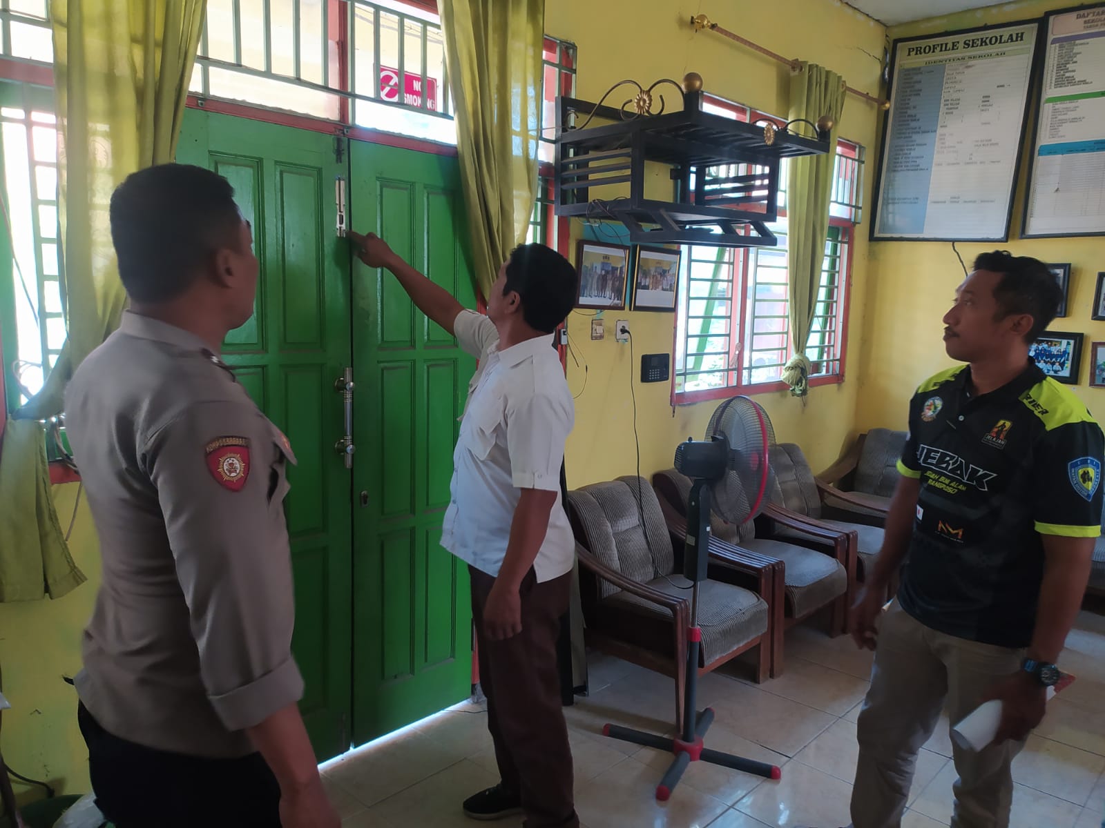 Foto : Istimewa/Radar Gresik  OLAH TKP: Anggota Polsek Driyorejo saat melakukan olah TKP di SDN 2 Sumput, Kecamatan Driyorejo.&nbsp;