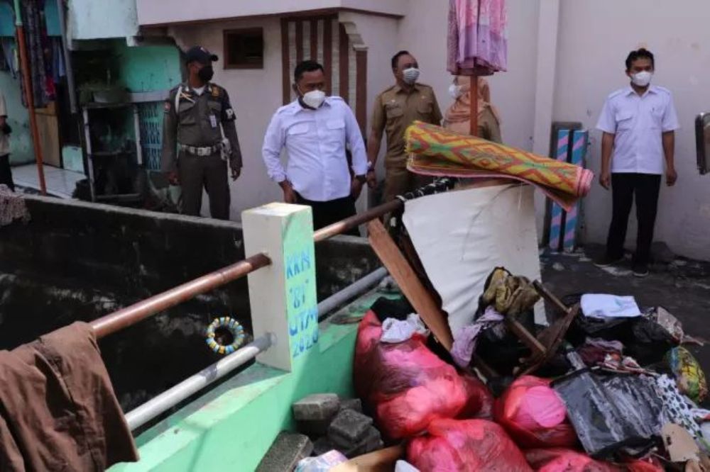 PANTAU: Bupati Gresik Fandi Akhmad Yani saat melihat kondisi saluran air di Jalan Samanhudi.