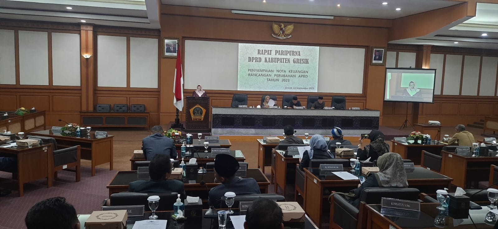 PAPARAN: Wabup Gresik Aminatun Habibah saat membacakan nota Rancangan P-APBD 2023.