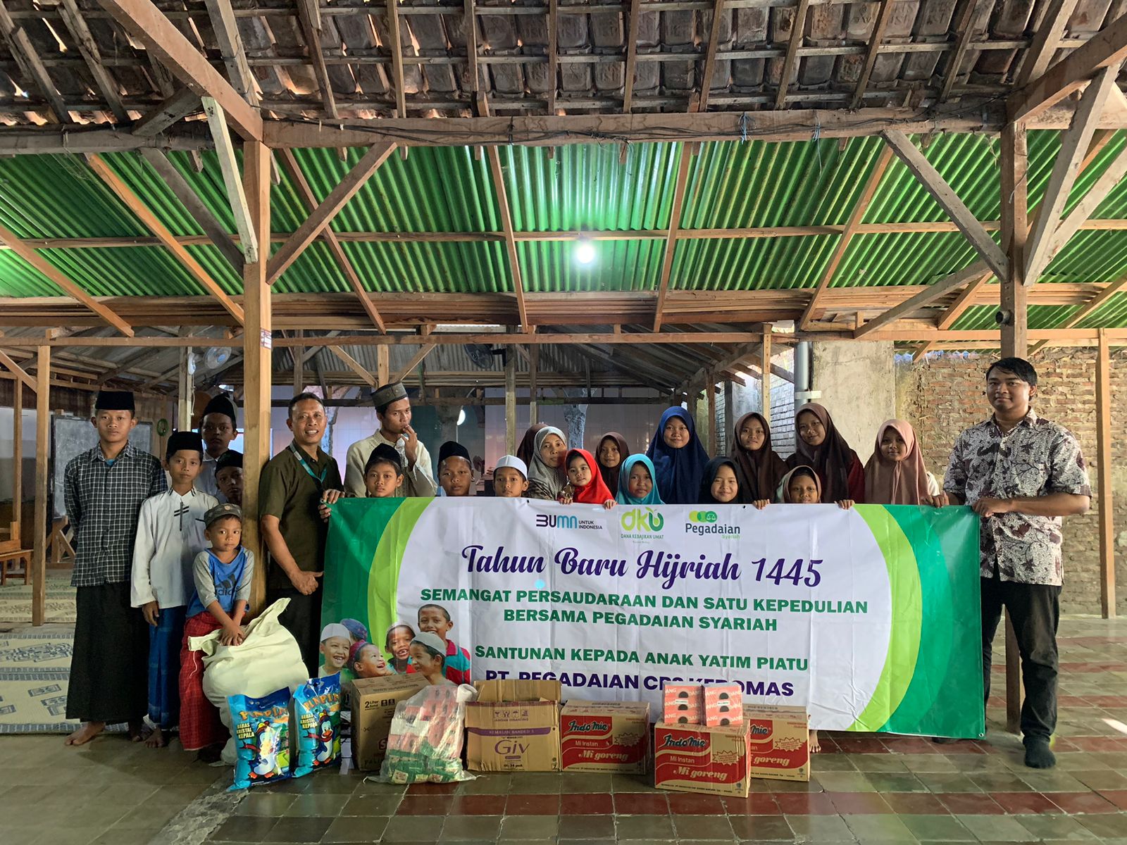 PEDULI: Kegiatan bakti sosial bersama para ananda yatim piatu di pondok pesantren Salafiyah Nurul Ulum Giri
