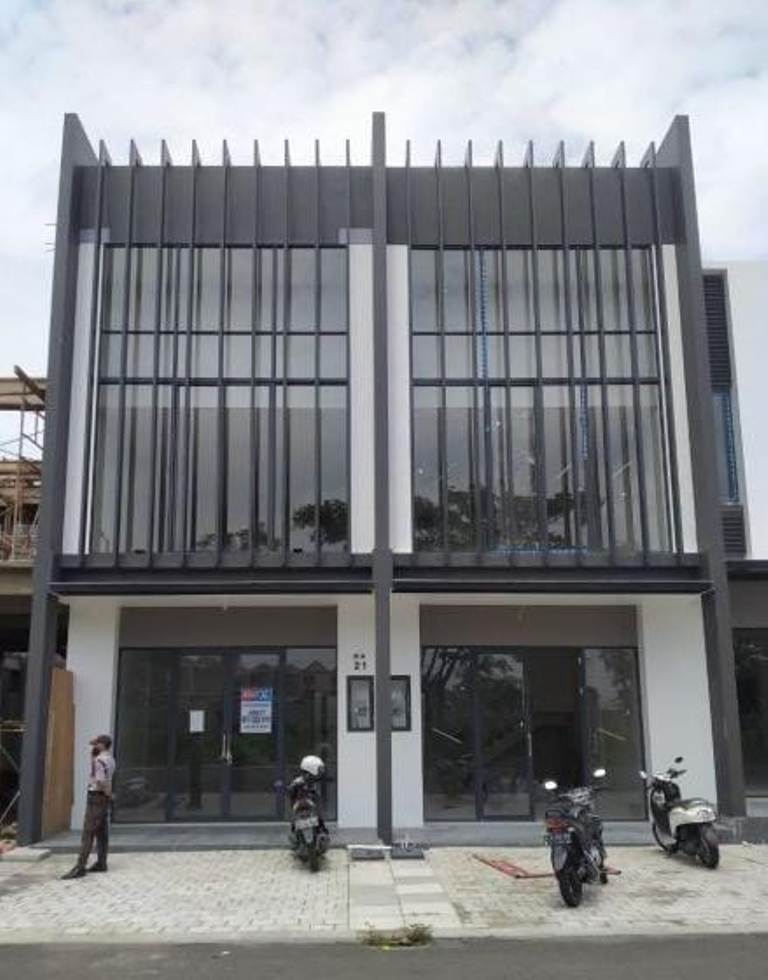 Tinggi Permintaan : Kawasan Gresik Selatan berkembang menjadi pusat bisnis baru seiring dengan tingginya permintaan bangunan komersial.