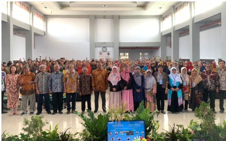 FOTO BERSAMA : para peserta The 14th&nbsp;ICLS dan The 4th&nbsp;ICLIm 2023 yang hadir di Hall Sang Pencerah lnt 8 UMG berfoto bersama.