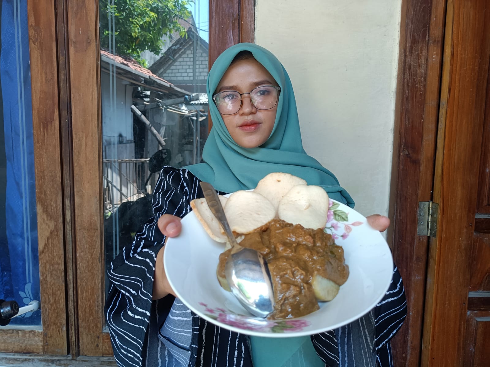 Chofifah Qudhrotun Nidaa  menunjukkan kuliner khas lontong bumbu ladan