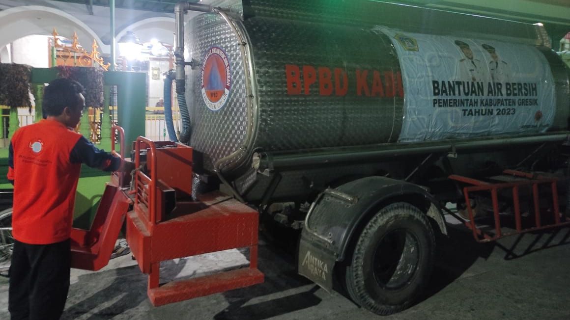 PASOK AIR: Petugas BPBD Gresik saat menyuplai air bersih ke sejumlah desa yang mengalami kekeringan. (Fahtia Ainur Roqi/Radar Gresik)