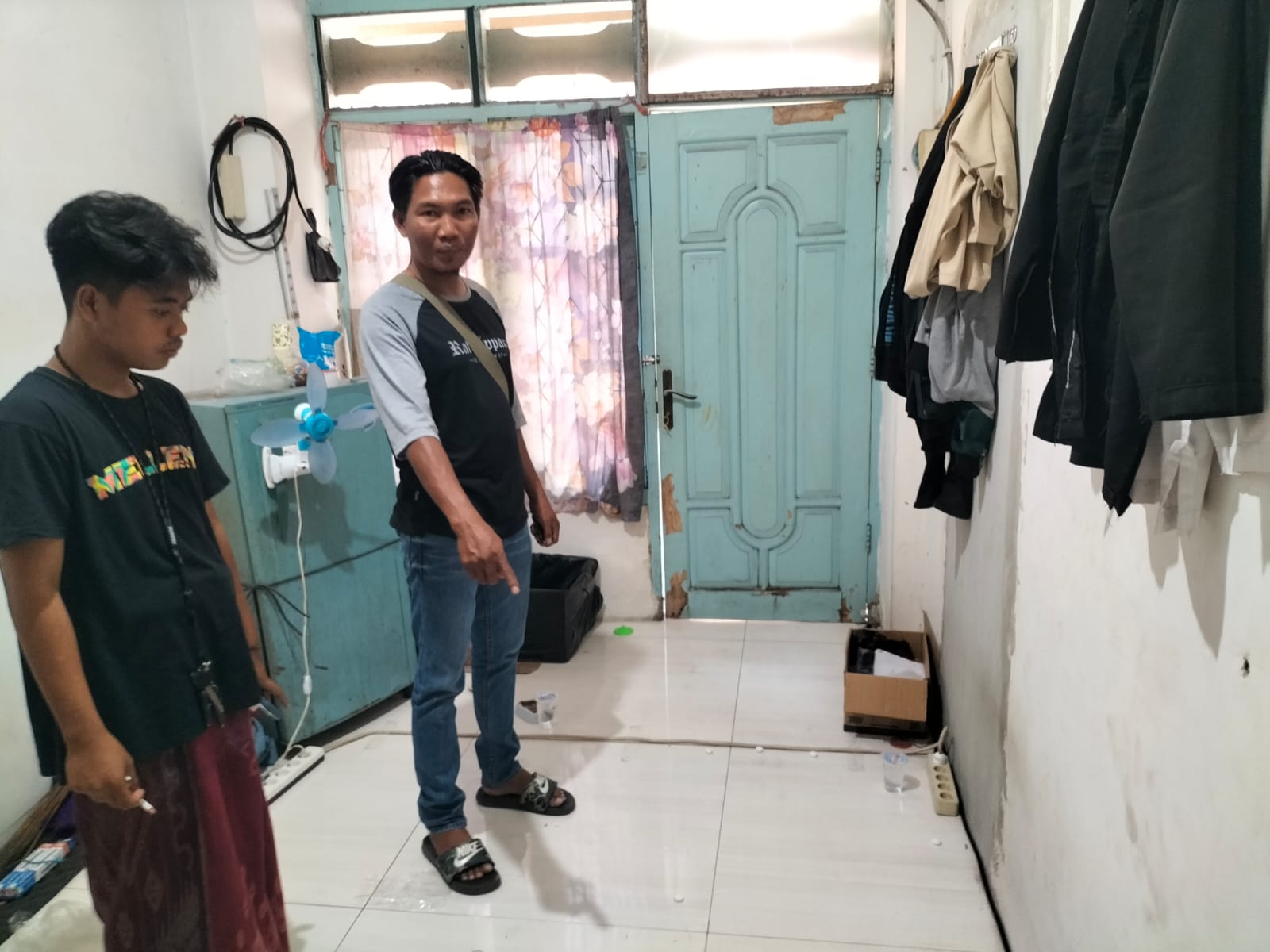 OLAH TKP: Anggota Polsek Kota melakukan olah TKP didampingi saksi di dalam kamar mess rental sound sistem D-PRO di Jalan Harun Tohir, Desa Pulopancikan, Kecamatan Gresik.