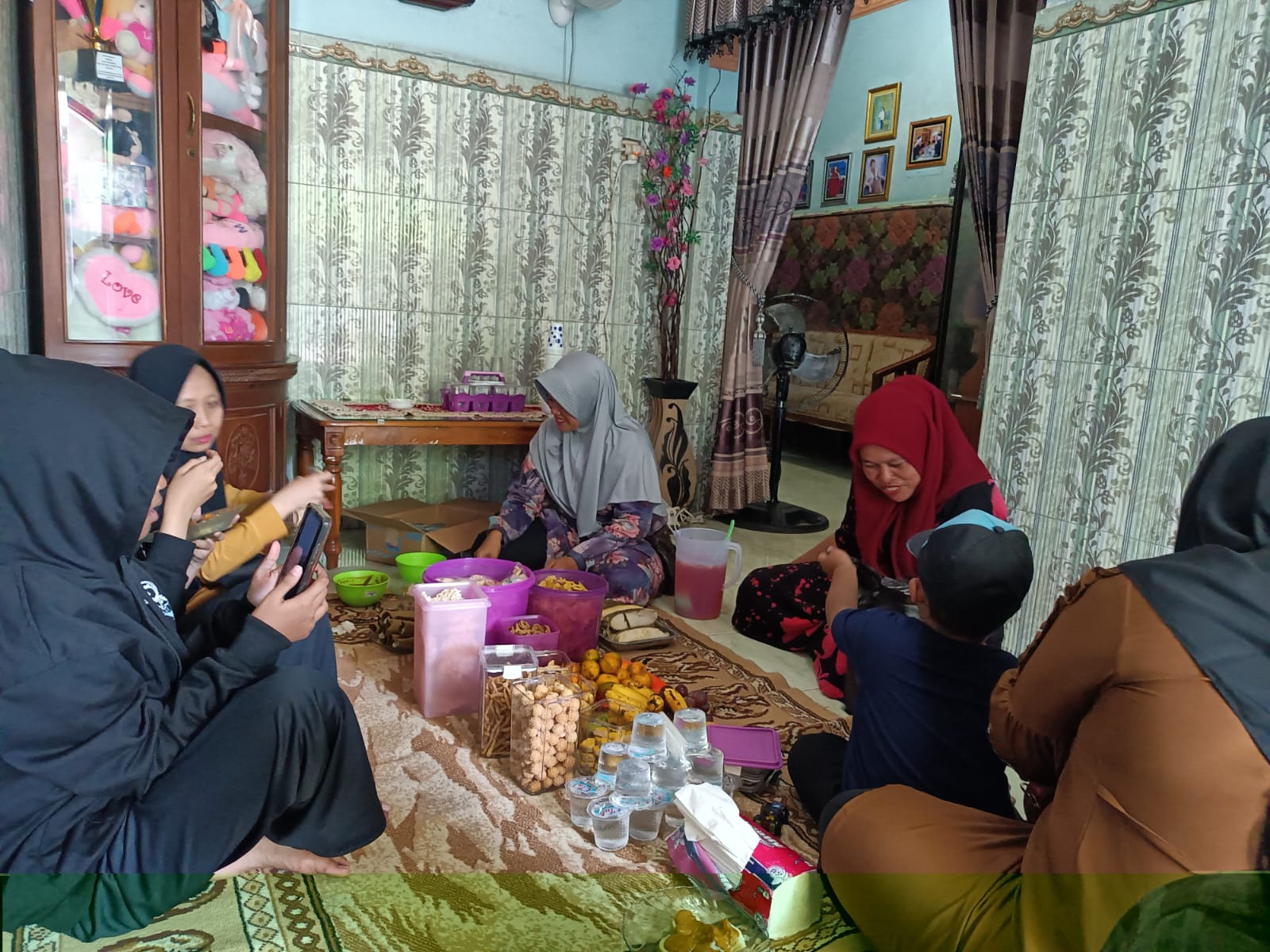 TRADISI REBO WEKASAN: Warga mulai menerima tamu selama kegiatan Rebo Wekasan.