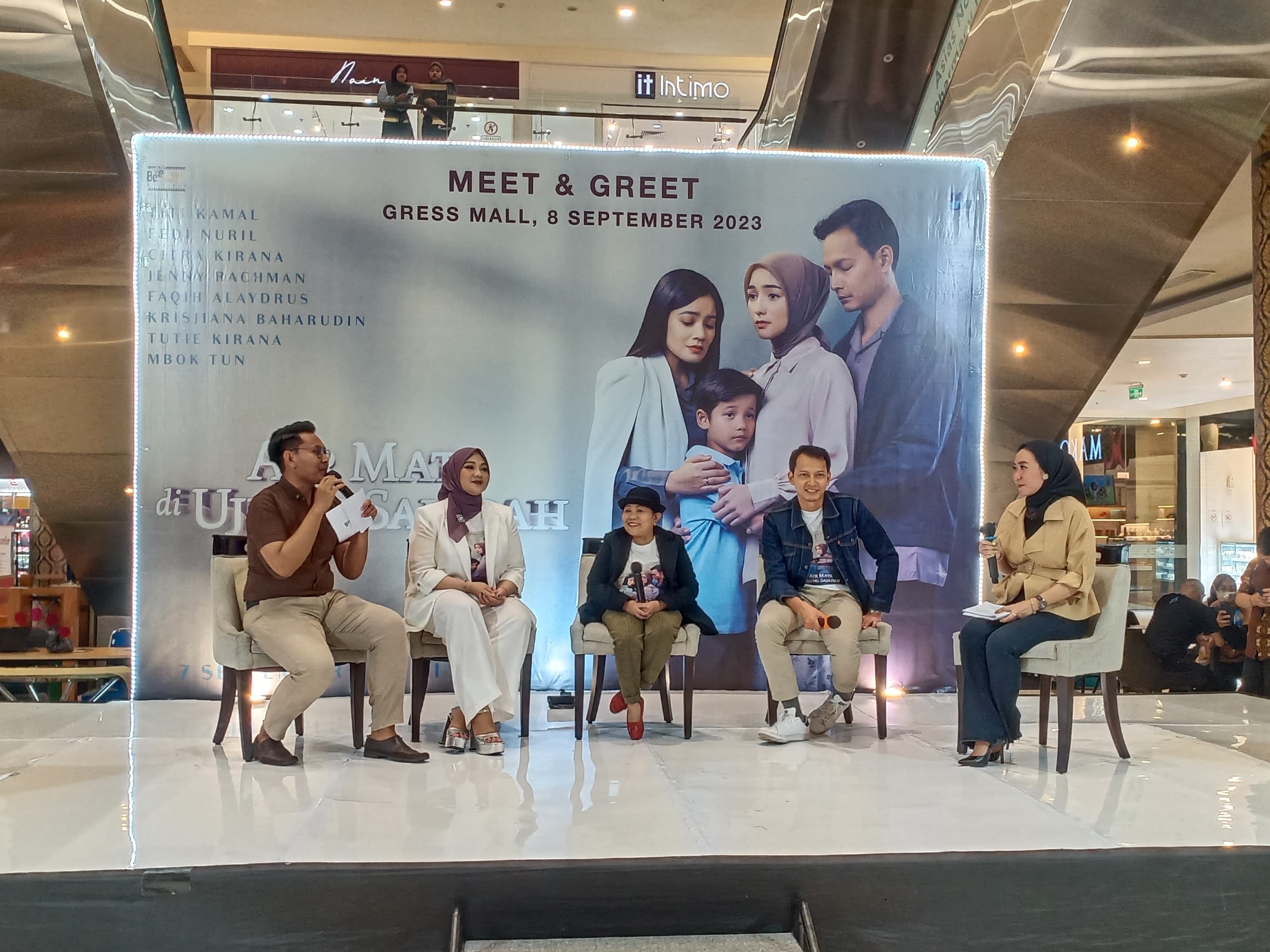Aktor Fedi Nuril dan Mbok Tun yang dijumpai saat acara meet and greet film Air Mata di Ujung Sajadah di Gress Mall, Gresik (08/09)