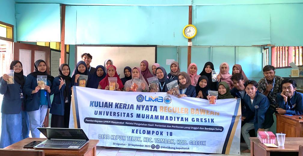 Kelompok 18 KKN Mahasiswa UMG memberikan sosialisasi Branding dan Pemasaran Produk kepada pelaku UMKM Dusun Teluk Emur, Desa Kepuh Teluk, Tambak, Pulau Bawean, Gresik (12/09)