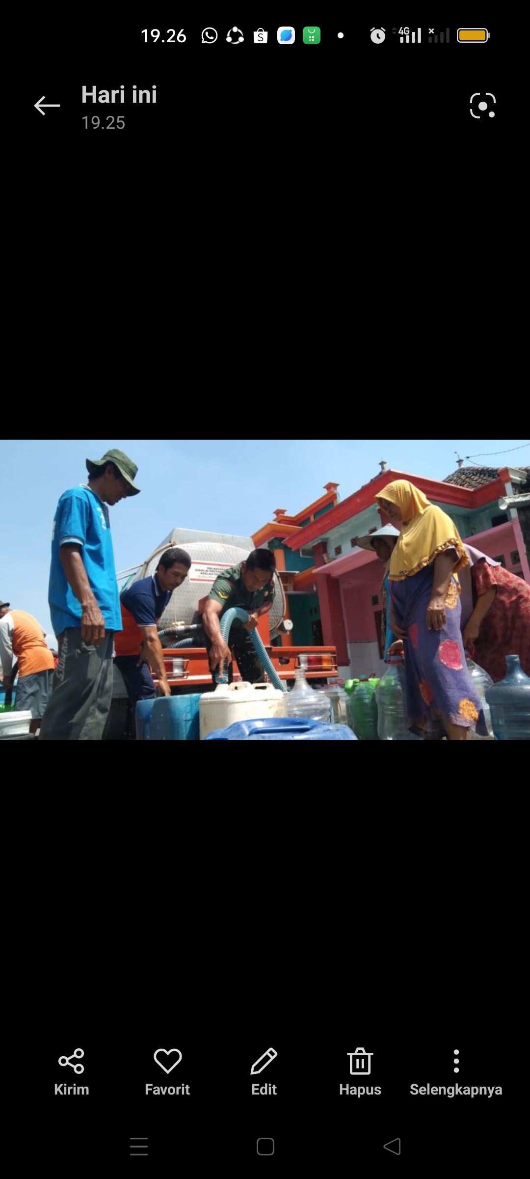 Komandan Koramil (Danramil) 0817/09 Balongpanggang Kapten Arh Kuntoko mengintruksikan seluruh Bintara Pembina Desa (Babinsa) guna membantu pendistribusian air bersih