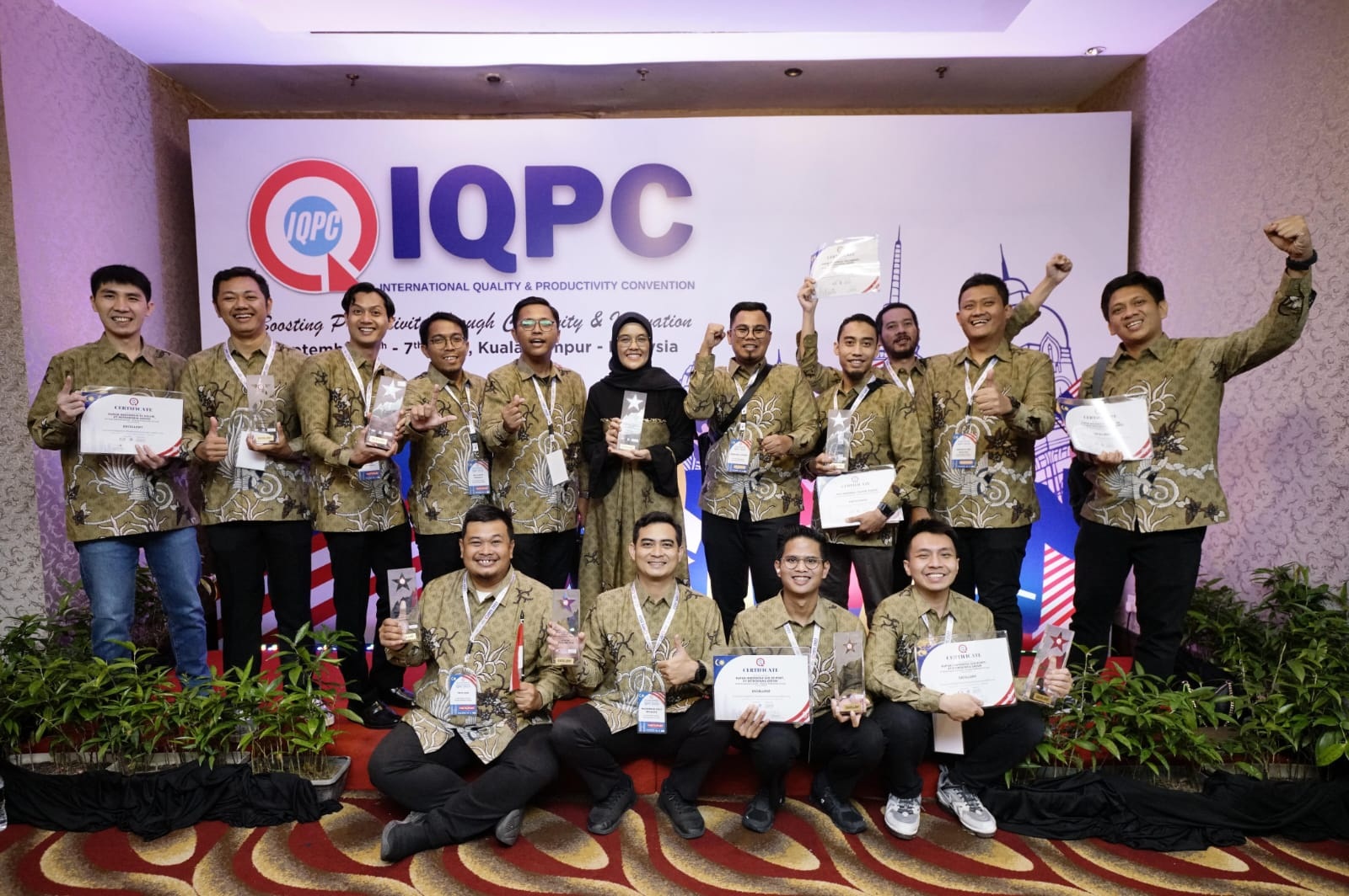Cetak Prestasi : Para inovator PT Petrokimia Gresik berfoto bersama usai mendapatkan penghargaan IQPC di Malaysia.