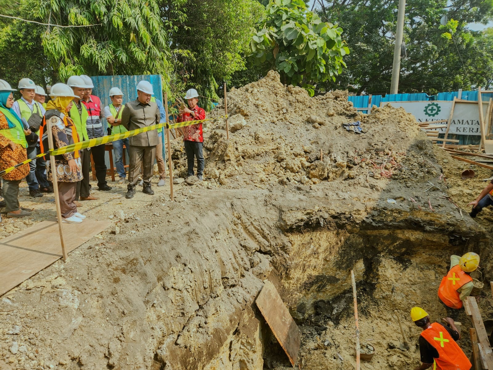 PANTAU PROYEK : Bupati Gresik Fandi Akhmad Yani bersama Kepala DCKPKP Pemkab Gresik, Ida Lailatusa
