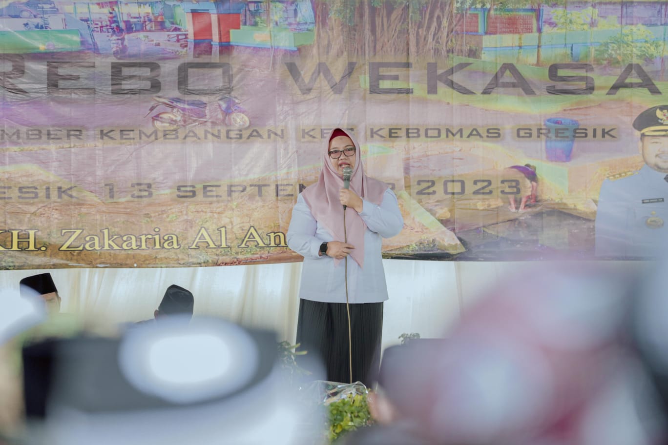 DORONG ADANYA AIR BERSIH: Wabup Gresik Aminatun Habibah saat menjelaskan rencana penyambungan air bersih di Desa Kembangan, Rabu  (13/9).