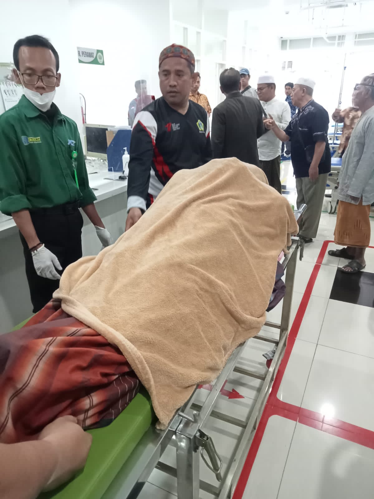 EVAKUASI : Petugas medis saat mengevakuasi korban di Kantor KUA Gresik Jl. KH. Zubair No. 79 Desa Pulopancikan Kecamatan Gresik