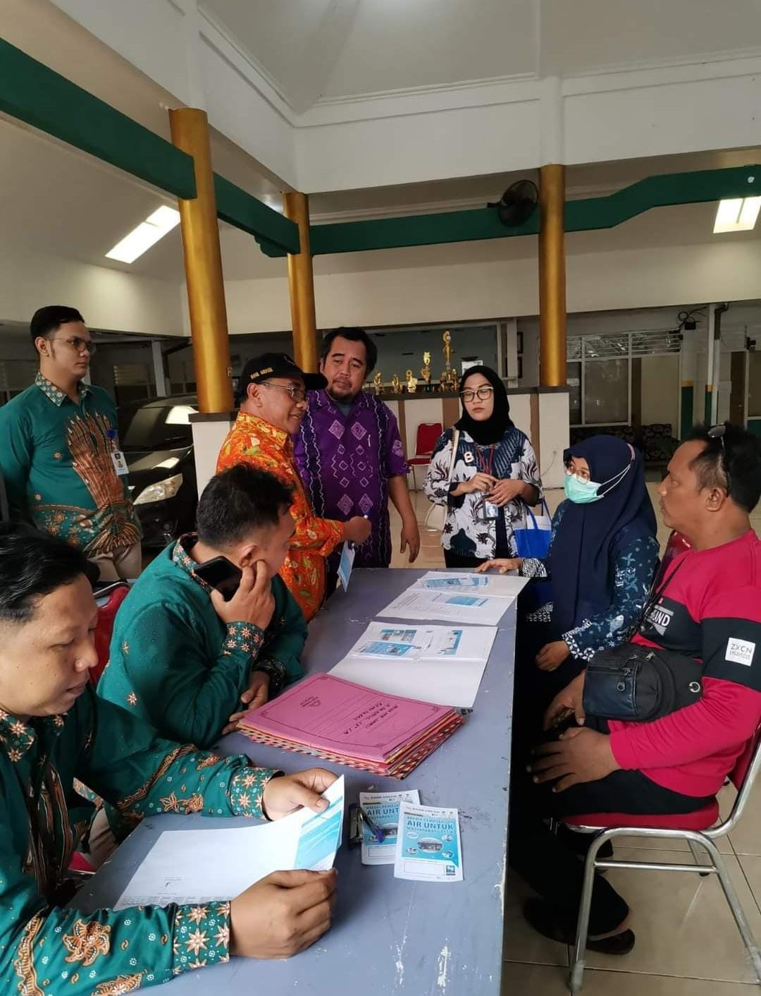 Penetrasi : Direktur Perumda Bank Gresik, Al Kusani (tiga dari kiri) menawarkan program promosi bunga kredit 1 persen kepada para pelaku UMKM di Gresik.