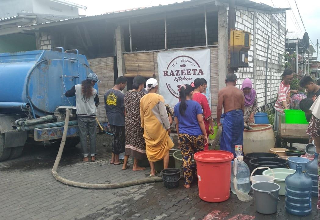 BANTU MASYARAKAT: Perumda Giri Tirta Gresik setiap hari mengirimkan 20.000 liter air kepada masyarakat yang dilanda kekeringan di sejumlah desa di Gresik.