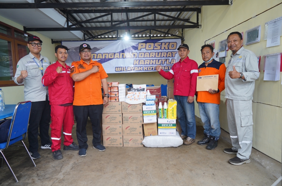 DUKUNG PENANGANAN KARHUTLA : Manajemen PT Petro Oxo Nusantara (PON) menyerahkan bantuan penanganan Kebakaran Hutan dan Lahan (Karhutla) Gunung Arjuno secara langsung kepada Kalaksa BPBD Pemkot Batu.