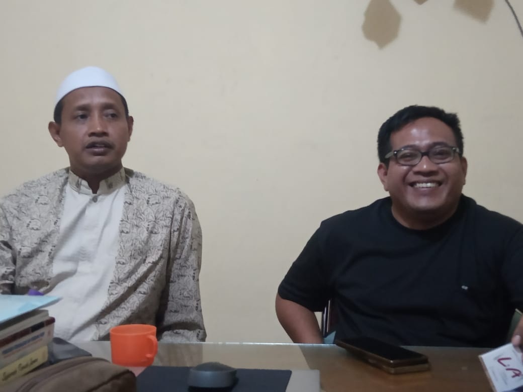 KRIMINALISASI : Tersangka Agung Prastiya saat didampingi Kuasa hukumnya Abdullah Syafi