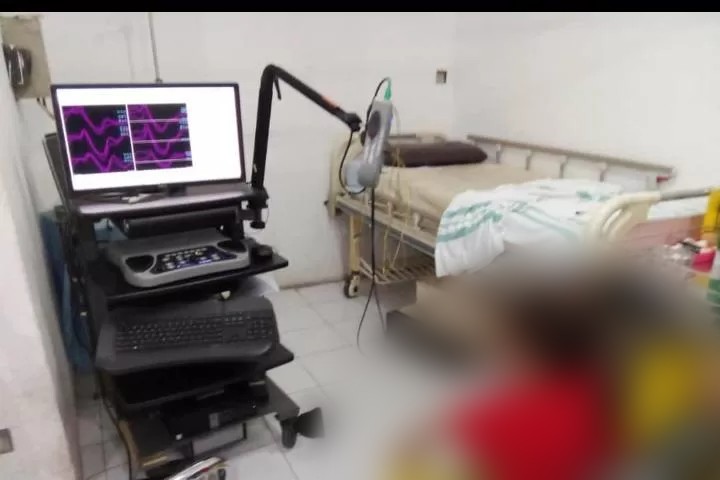 MENGENASKAN: Siswi SDN di Menganti Gresik menjalani perawatan intensif usai matanya dicolok oleh kakak kelasnya.