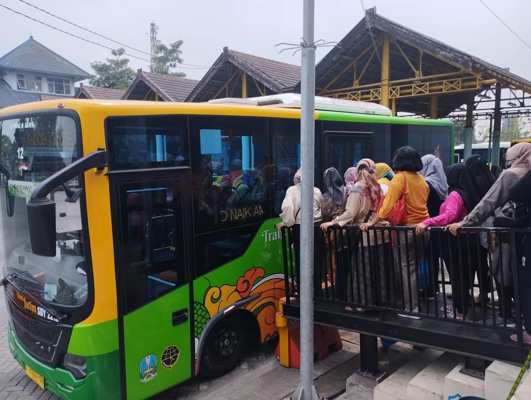 ANIMO TINGGI : Masyarakat Gresik antusias menyambut hadirnya layanan Transjatim di semua kecamatan Kota Wali.