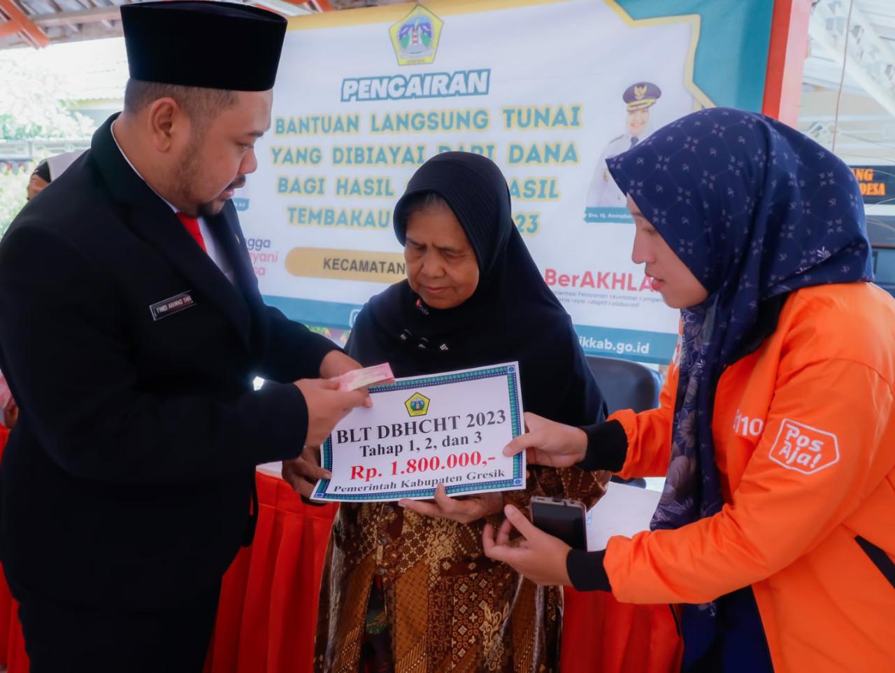 Suntikan Ekonomi : Bupati Gresik, Fandi Akhmad Yani menyerahkan secara langsung BLT senilai Rp 1,8 juta kepada salah seorang lansia.