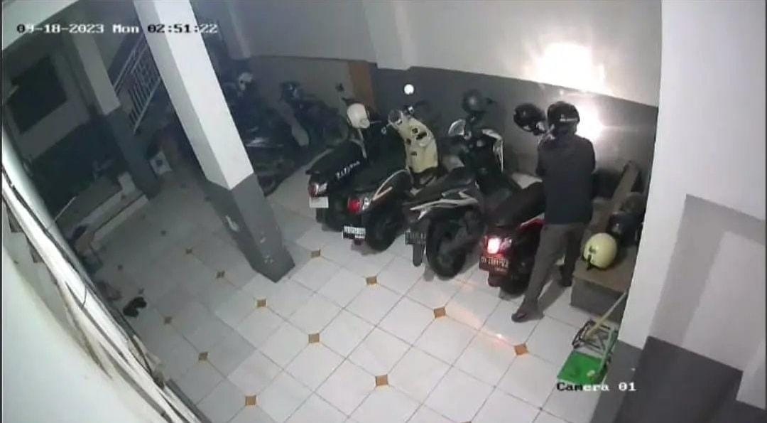 TEREKAM CCTV: Pelaku terekam CCTV menjalankan aksinya mencuri motor milik penghuni kos di Jalan Veteran Madya Tama No 10 RT 004 RW 001, Kelurahan Gending, Kecamatan Kebomas.