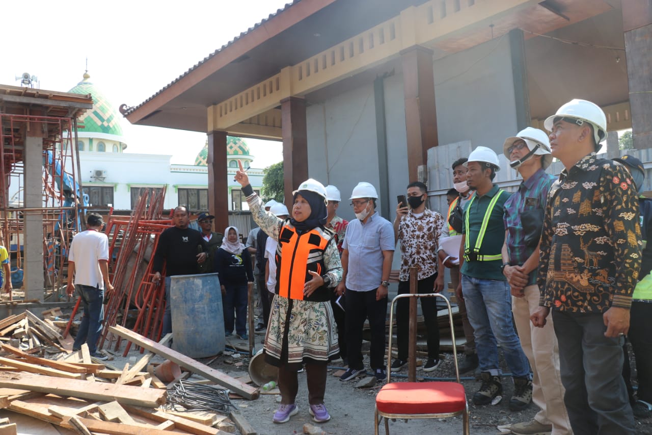 PENGAWASAN: Komisi III saat memantau pembangunan kantor Kecamatan Cerme bersama Dinas Cipta Karya.