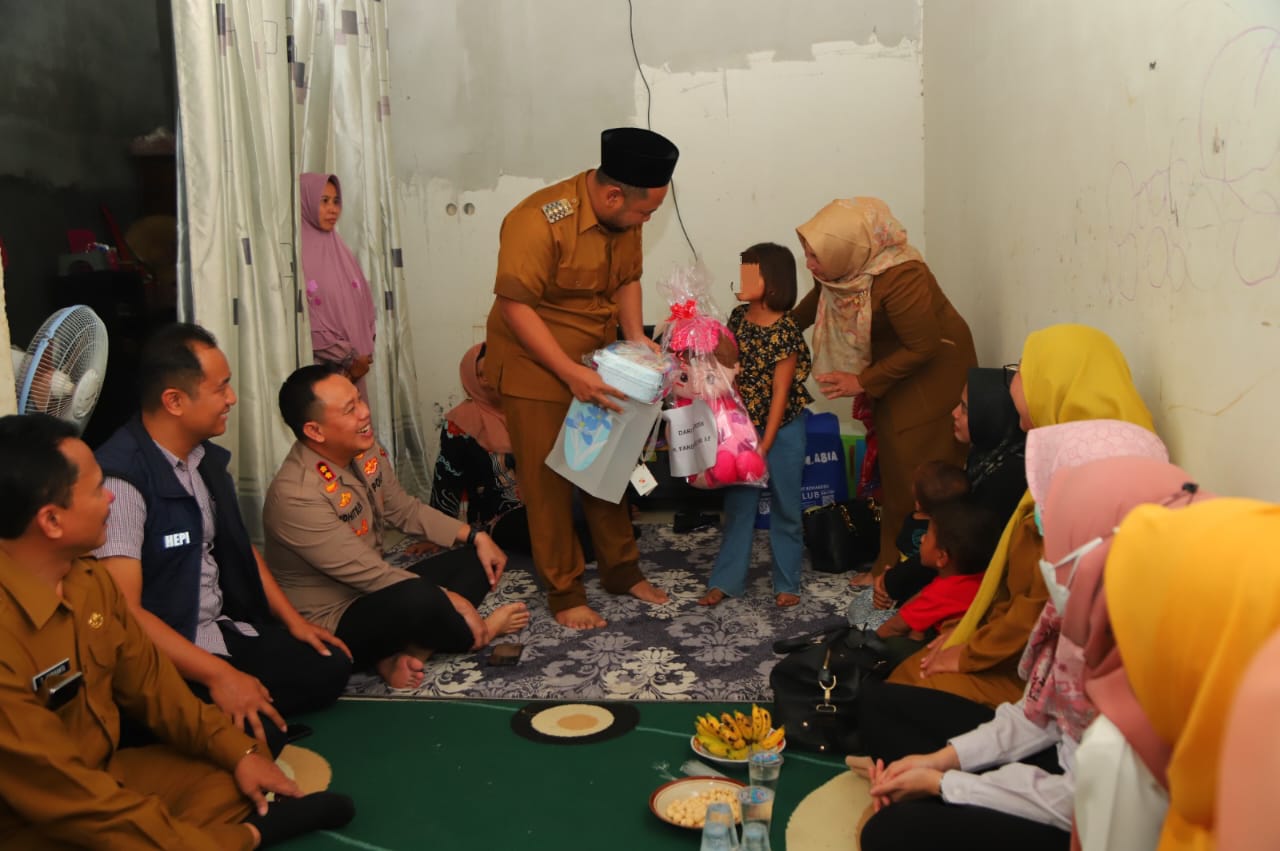 BERIKAN MAINAN: Kapolres Gresik bersama Bupati Gresik saat bersilaturahmi dan memberikan mainan ke SA di Kecamatan Menganti