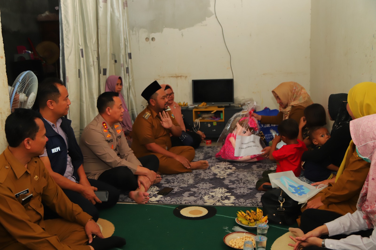 TRAUMA HEALING: Kapolres Gresik menjenguk korban SAH di sela sela proses pemeriksaan kepada 156 siswa di balai desa Randupadangan