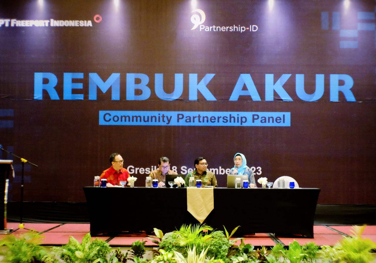 Jaring Aspirasi : Manajemen PT Freeport Indonesia tengah mendengarkan penyampaian aspirasi dari peserta Rembug Akur yang nantinya berfungsi sebagai acuan dalam pemetaan persoalan sosial di lapangan
