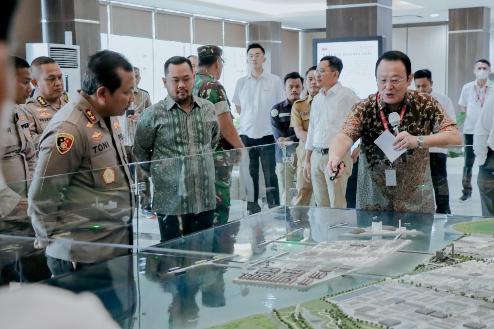 IKLIM INVESTASI KONDUSIF: Bupati Gresik, Fandi Akhmad Yani dan Kapolda Jawa Timur, Irjen Pol Toni Hermanto mendengarkan paparan dari Direktur PT BMS, Bambang Soetiono tentang rencana pengembangan KEK