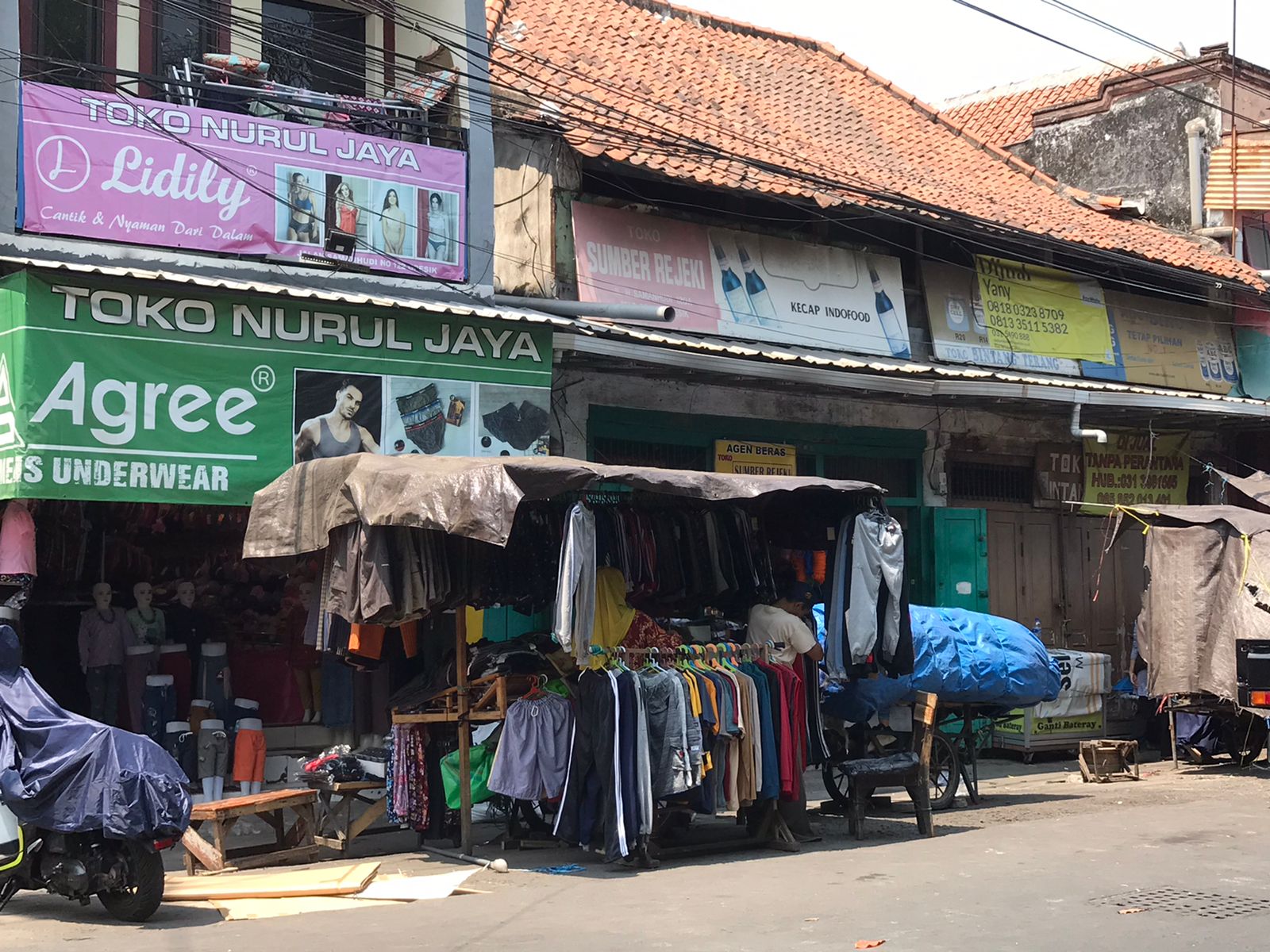 MAKIN SEPI: Para UMKM dan toko di kawasan Pasar Gresik yang kini sudah banyak yang gulung tikar karena masifnya penjualan online