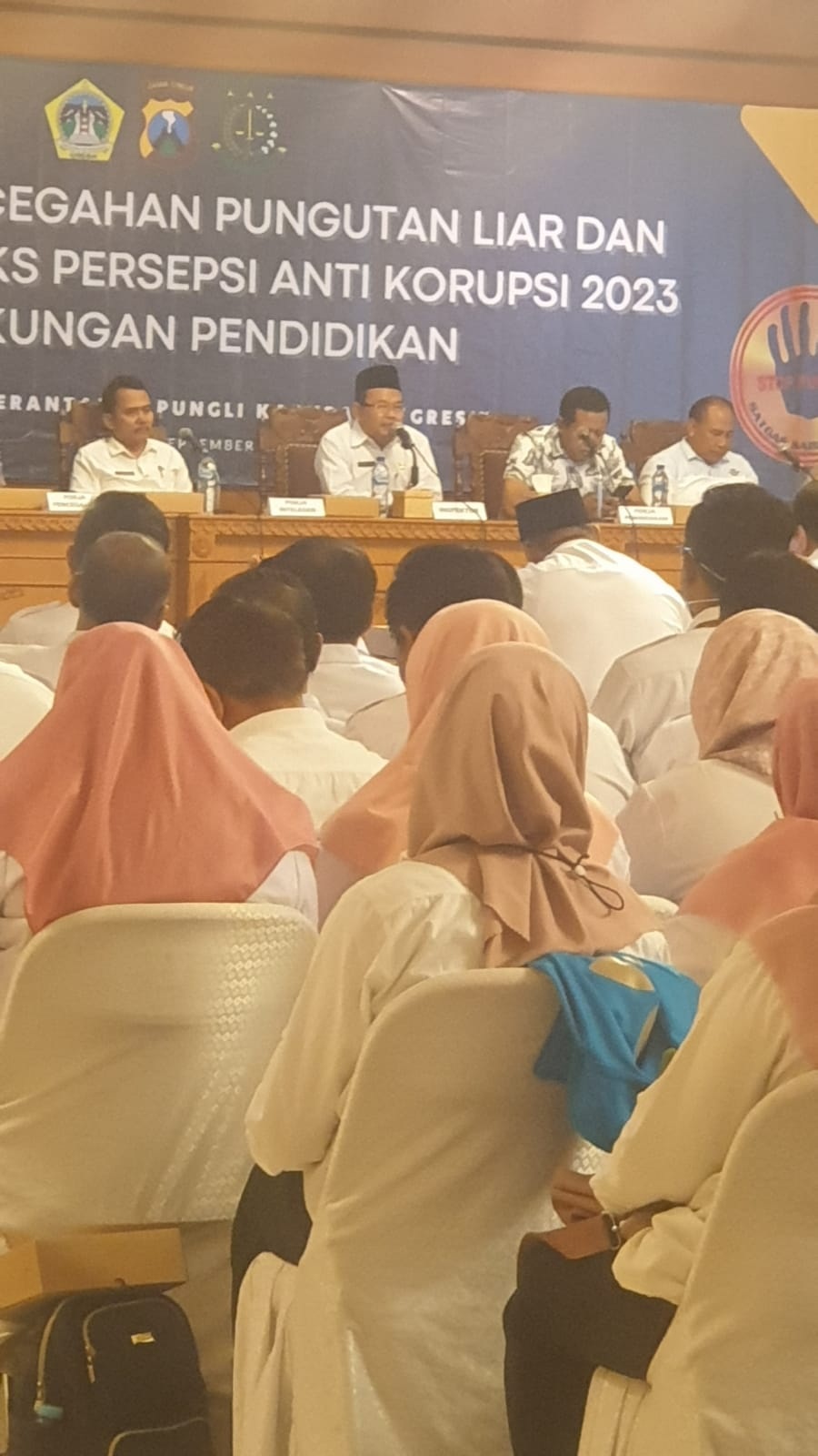 SOSIALISASI: Insepktorat dan aparat penegak hukum saat melakukan sosialisasi pencegahan pungli di sekolah.