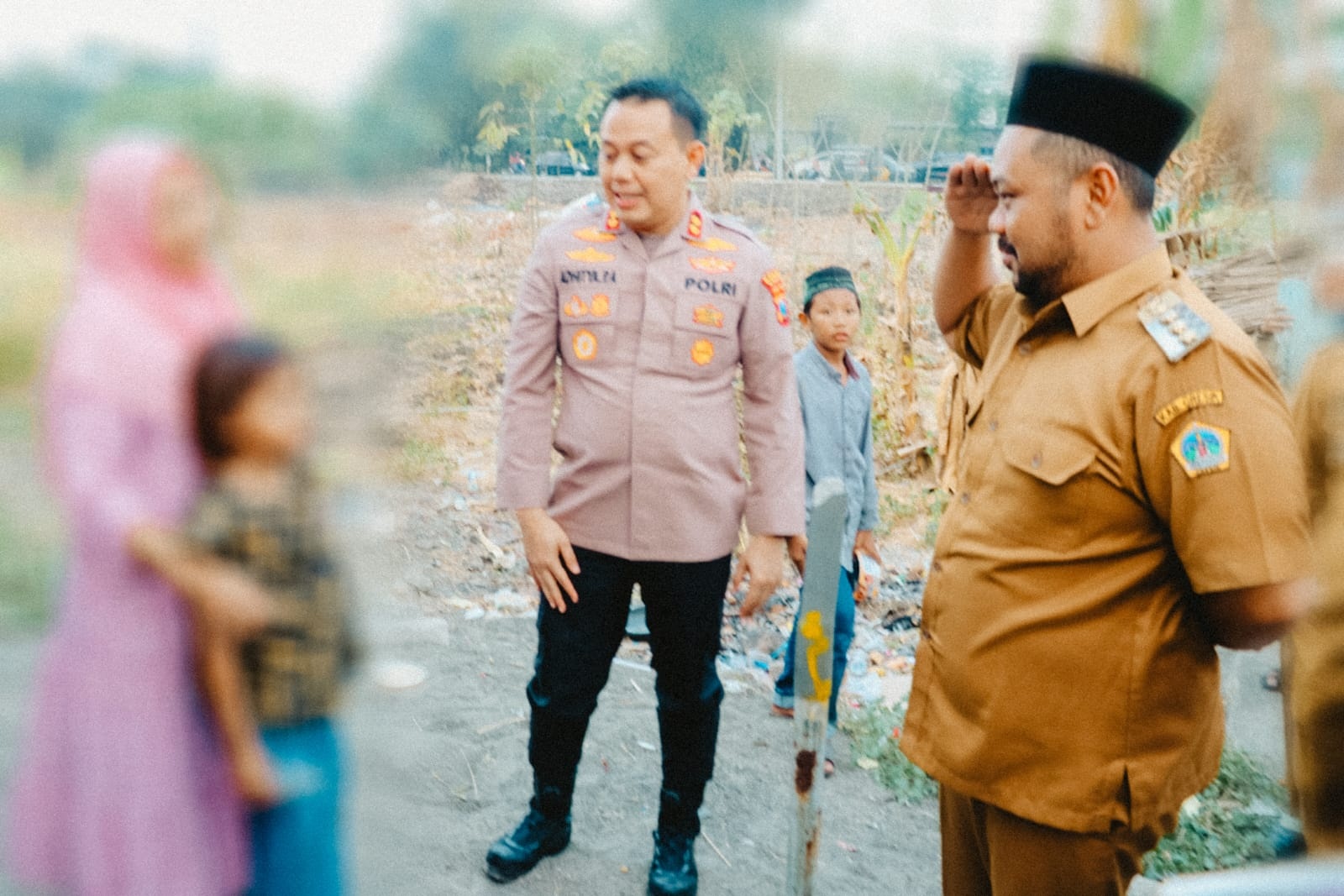 Foto : Istimewa/Radar Gresik BERKUNJUNG : Kapolres Gresik Bersama Bupati Gresik saat berkunjung ke korban SAH di Kecamatan Menganti.