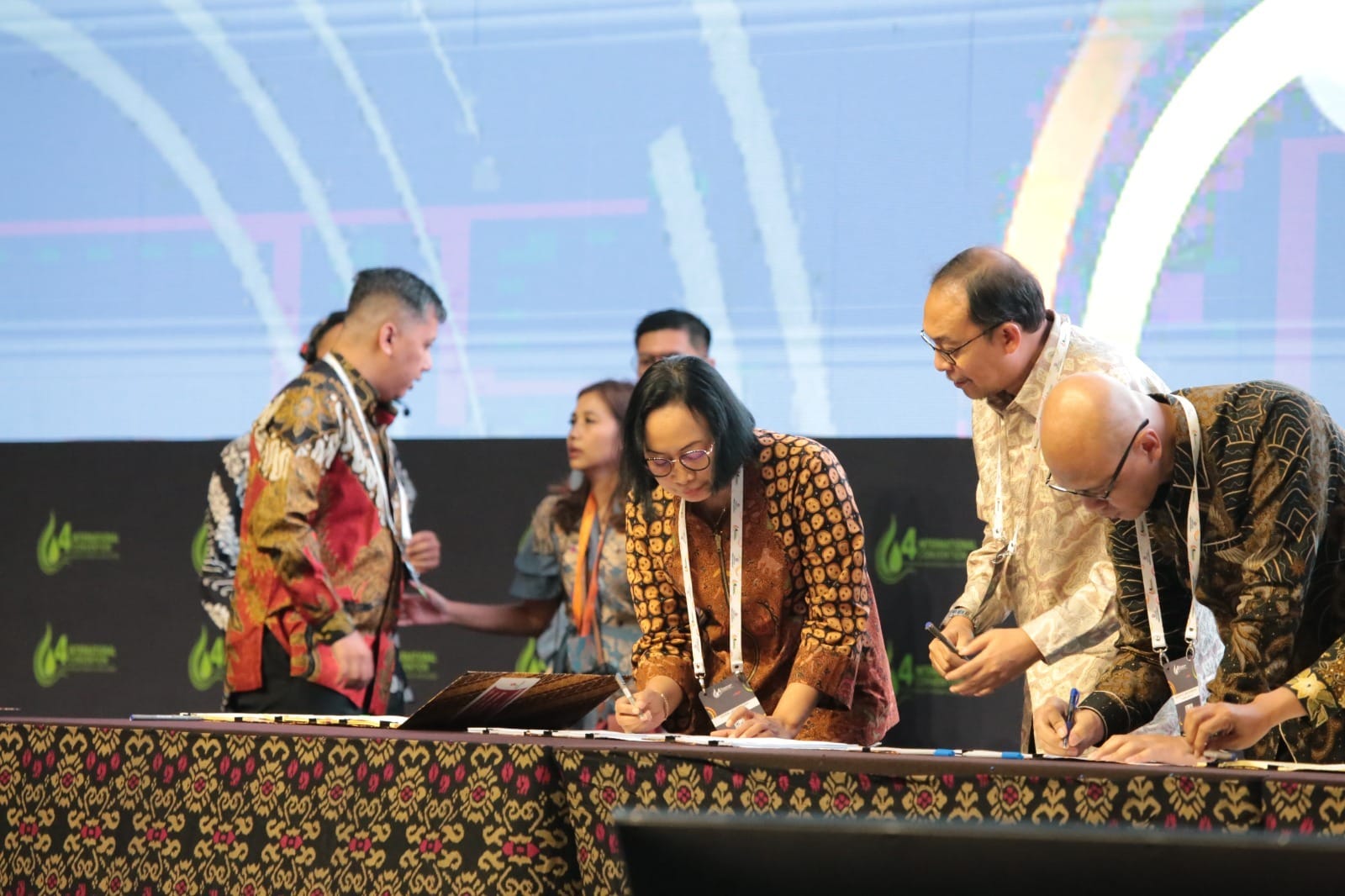 Dukung Produksi : Direktur Operasional dan Produksi Pertrokimia Gresik, Digna Jatiningsih menandatangi Perjanjian Jual Beli Gas dengan Pertamina EP dalam kegaitan International Convention Indonesia Up