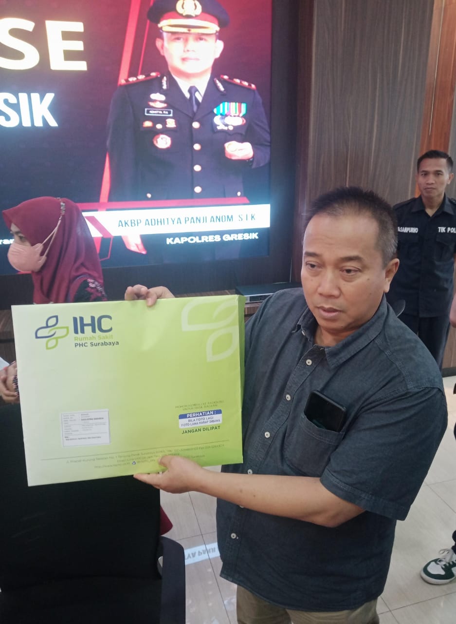 RILIS HASIL MRI : Spesialis Mata RSUD Ibnu Sina  dr Bambang Tuhariyanto SpM menunjukan berkas hasil pemeriksaan MRI dari RS PHC Surabaya.